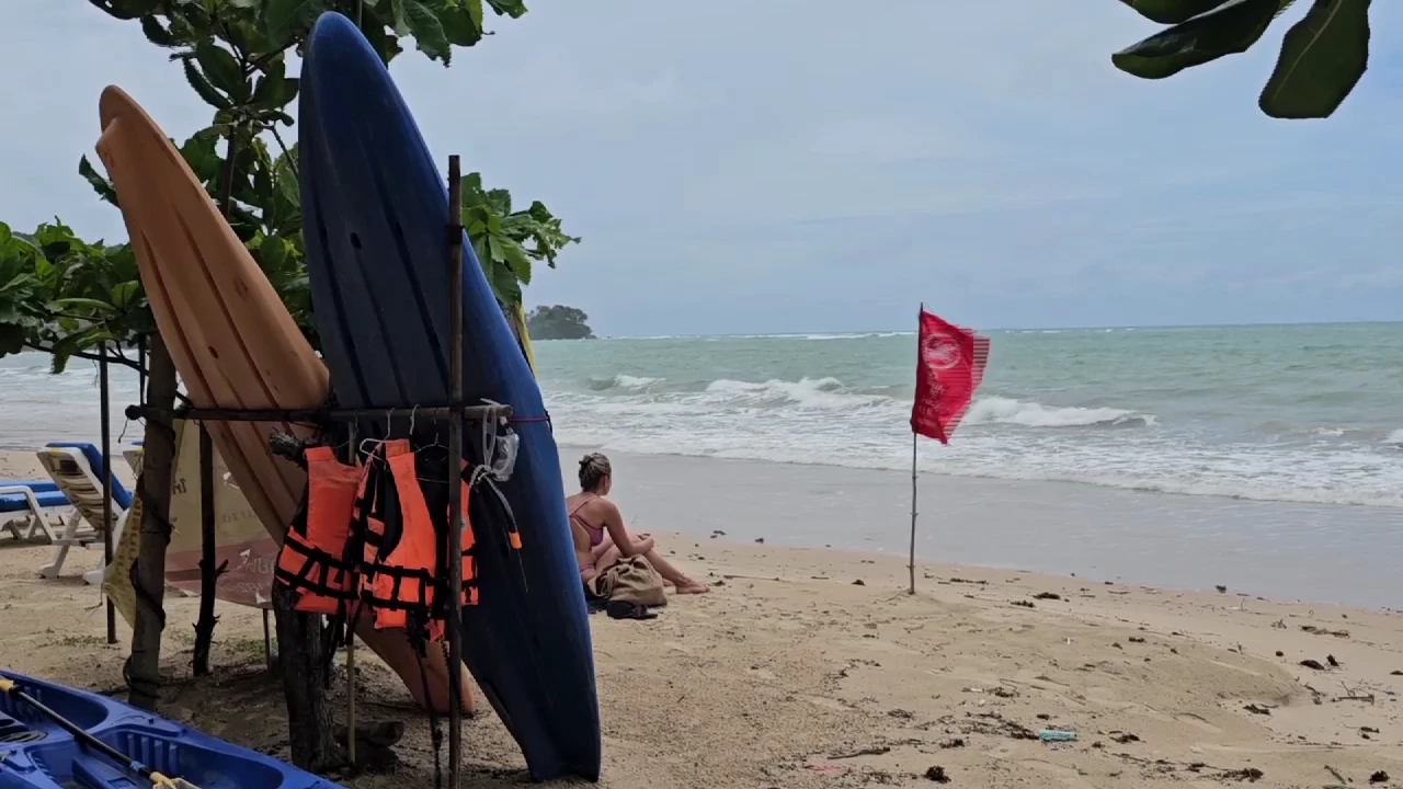 เร่งค้นหา หนุ่มคาซัคสถาน เล่นน้ำหาดในยาง ภูเก็ต ถูกคลื่นซัดจมหาย