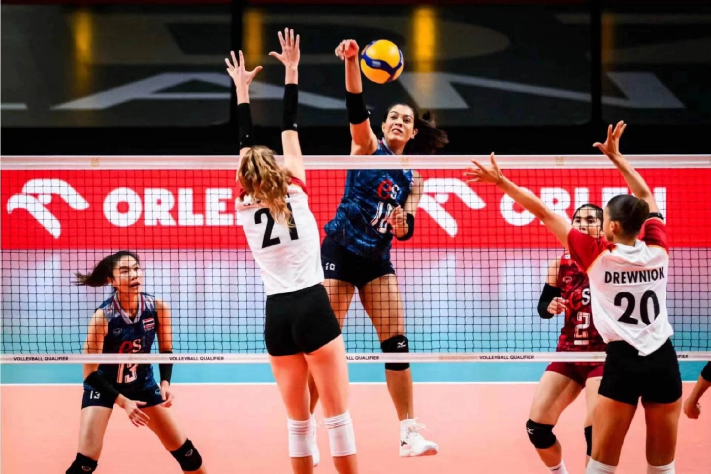 ถ่ายทอดสด วอลเลย์บอล "ไทย vs สหรัฐฯ" ศึกศึกคัดโอลิมปิกนัด 2 เช็กสถิติ-ลิงก์ชมสด