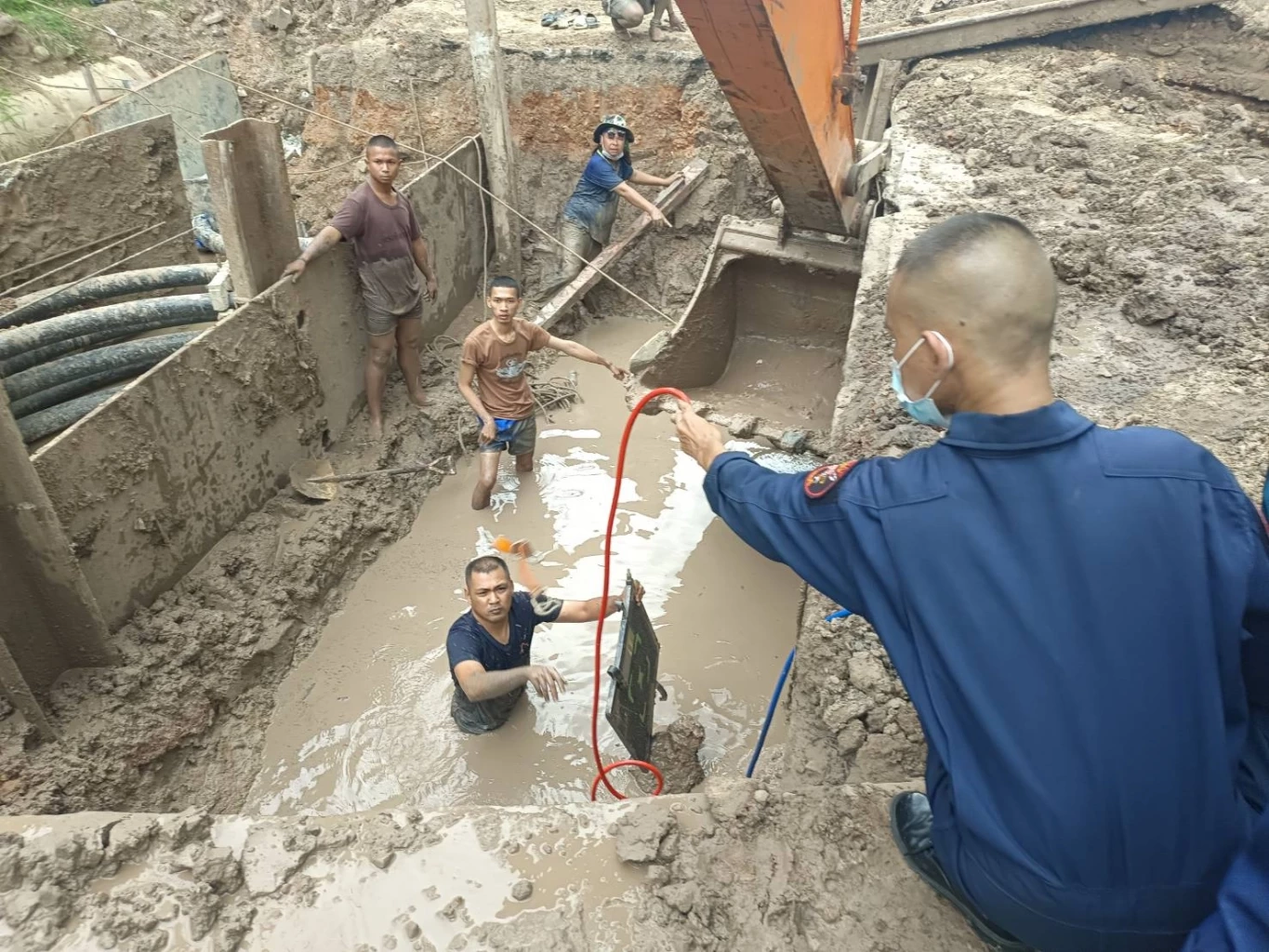 สลด คานกันดินสไลด์หล่นทับร่างคนงานดับ คาอุโมงค์ร้อยสายไฟ ย่านดอนเมือง