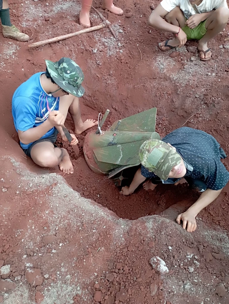 สลด! ทหารเมียนมา "ทิ้งบอมบ์" ใส่หมู่บ้าน ปชช. บาดเจ็บเสียชีวิตเพียบ (มีคลิป)