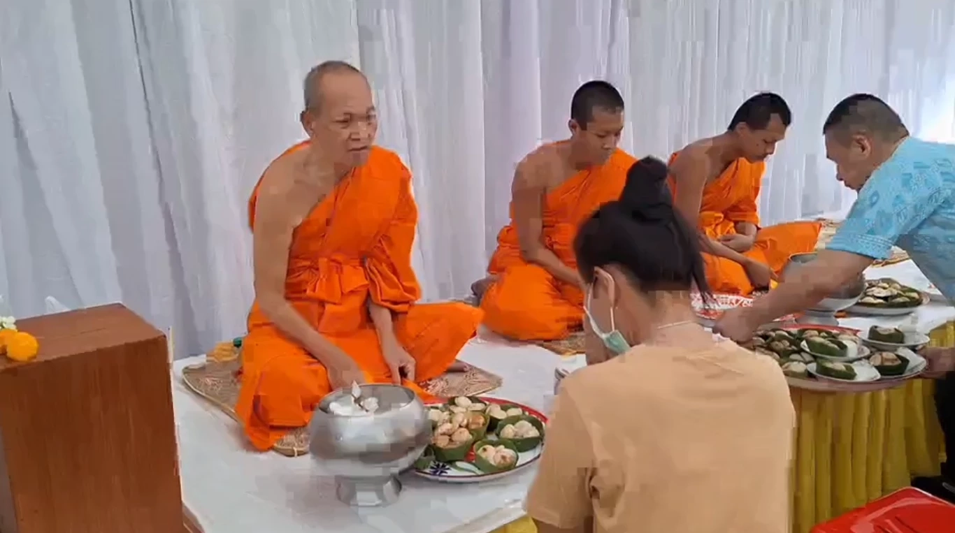 "ตักบาตรขนมครก" สานต่อประเพณีเกือบ 100 ปี