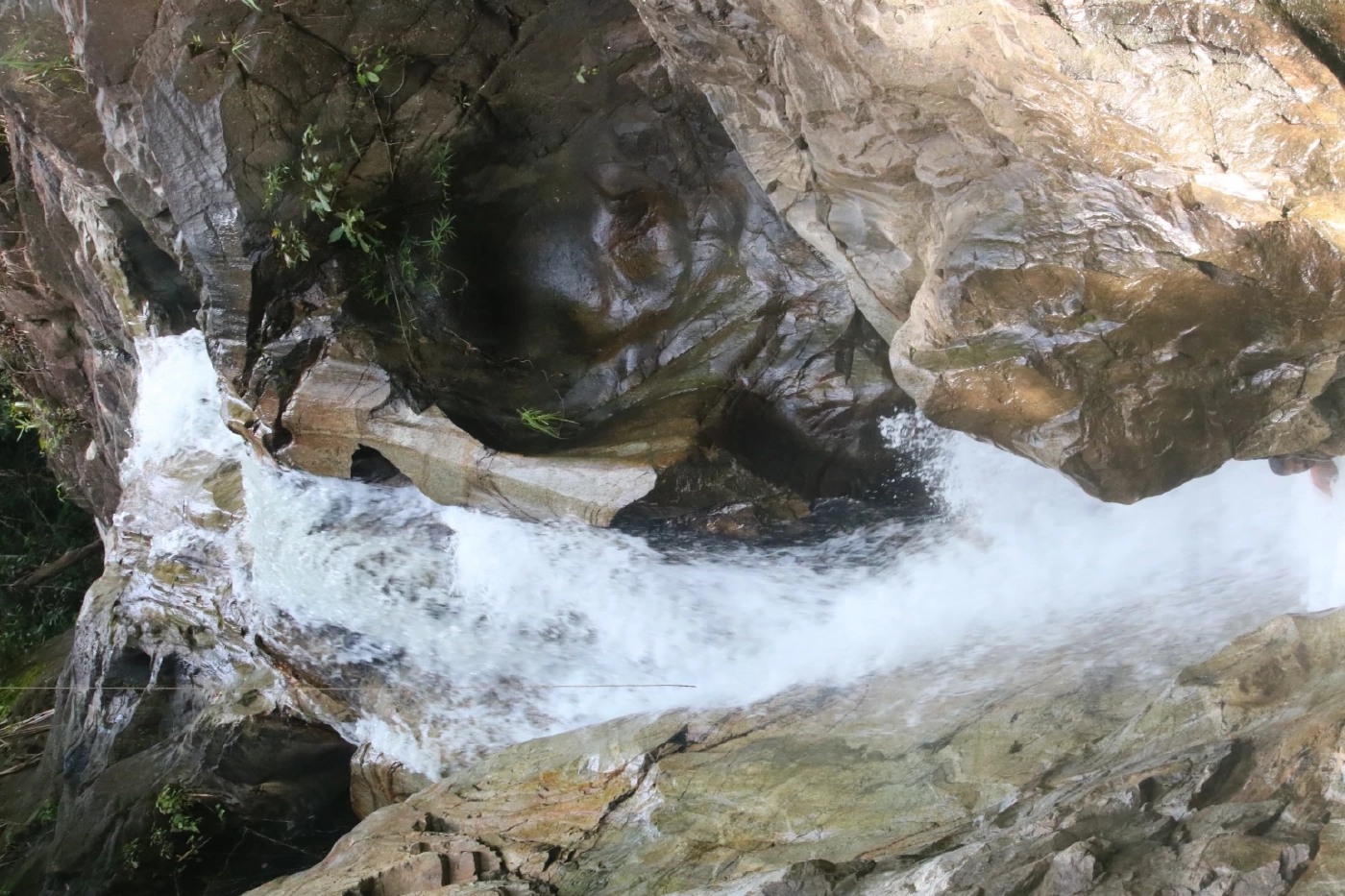 นทท.ต่างชาติชื่นชอบ "น้ำตกสองแพรก" ลงเล่นน้ำสนุกสนาน