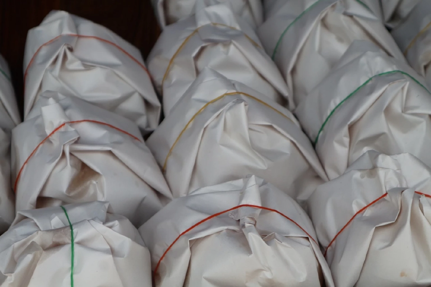 เริ่มขายแล้ว! "ข้าวเม่าพอก" วัดหาดมูลกระบือ ในงานแข่งเรือพิษณุโลก