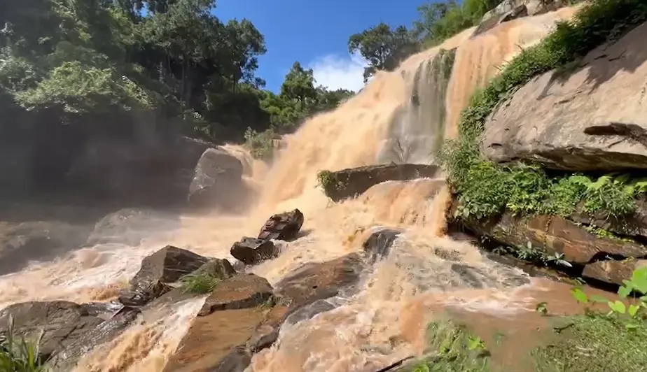ฝนถล่มดอยอินทนนท์ น้ำป่าทะลัก "น้ำตกแม่กลาง" เตือน 2 ชุมชนเฝ้าระวัง