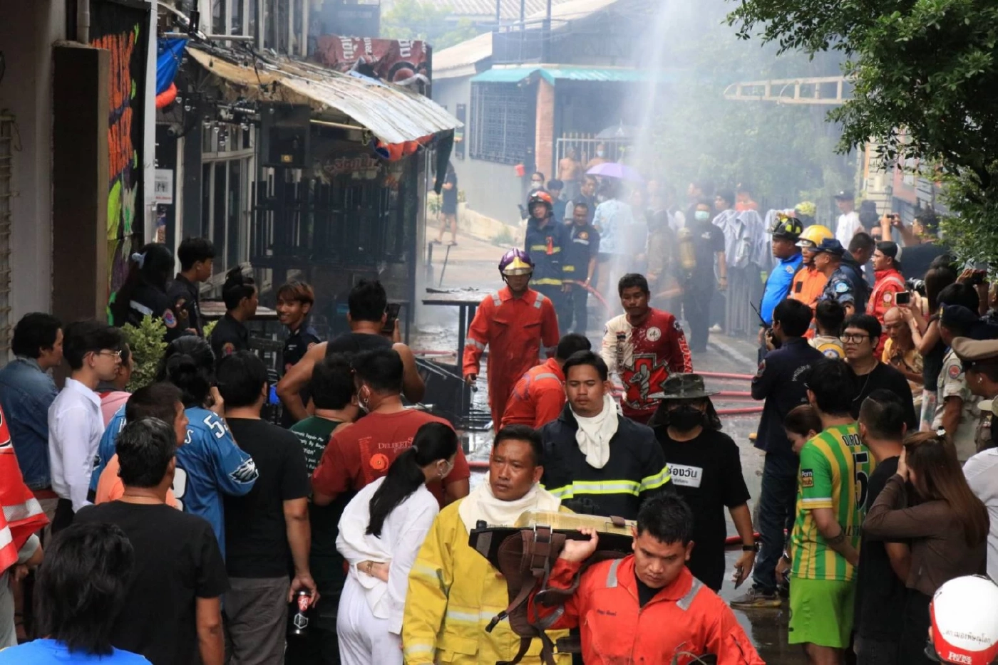 ไฟไหม้ร้านสนุกนึกสถานบันเทิงชื่อดังกลางเมืองพิษณุโลก