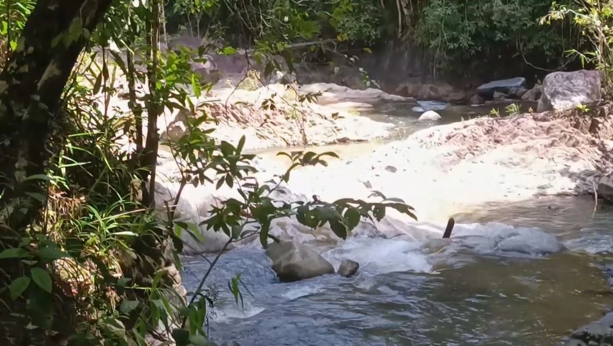 นทท.ต่างชาติชื่นชอบ "น้ำตกสองแพรก" ลงเล่นน้ำสนุกสนาน