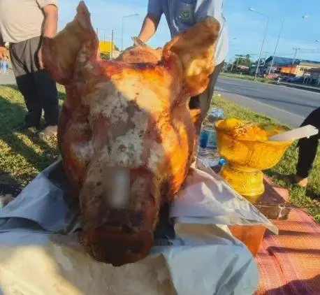 ชาวบ้านหอบหมูย่าง รำแก้บน "จ่าเฉย" หลังลูกสอบติด ตร. สมความตั้งใจ