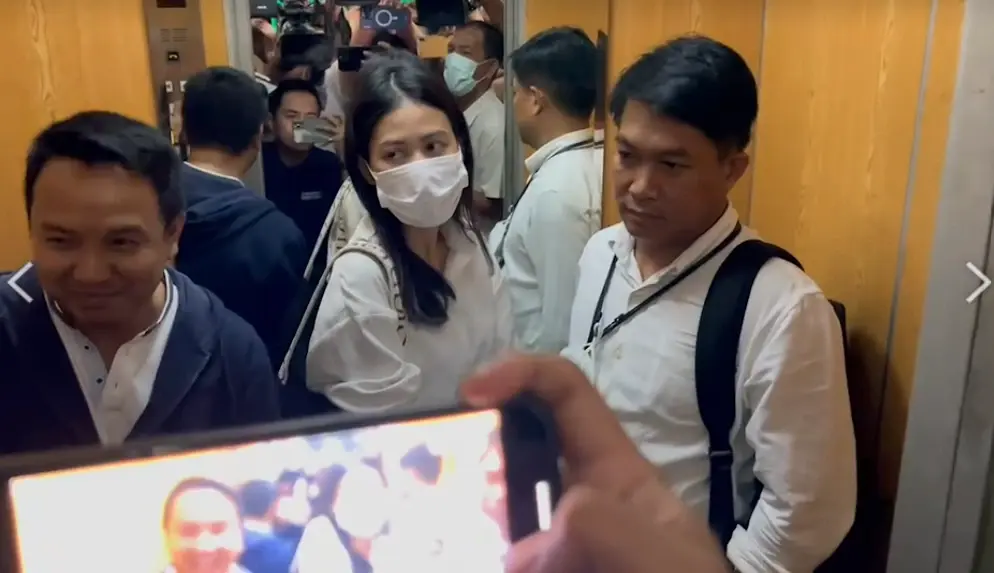 พ.ต.ท.คริษฐ์ ปริยะเกตุ รองผู้กำกับสอบสวน สภ.สำโรงเหนือ (เสื้อน้ำเงิน)