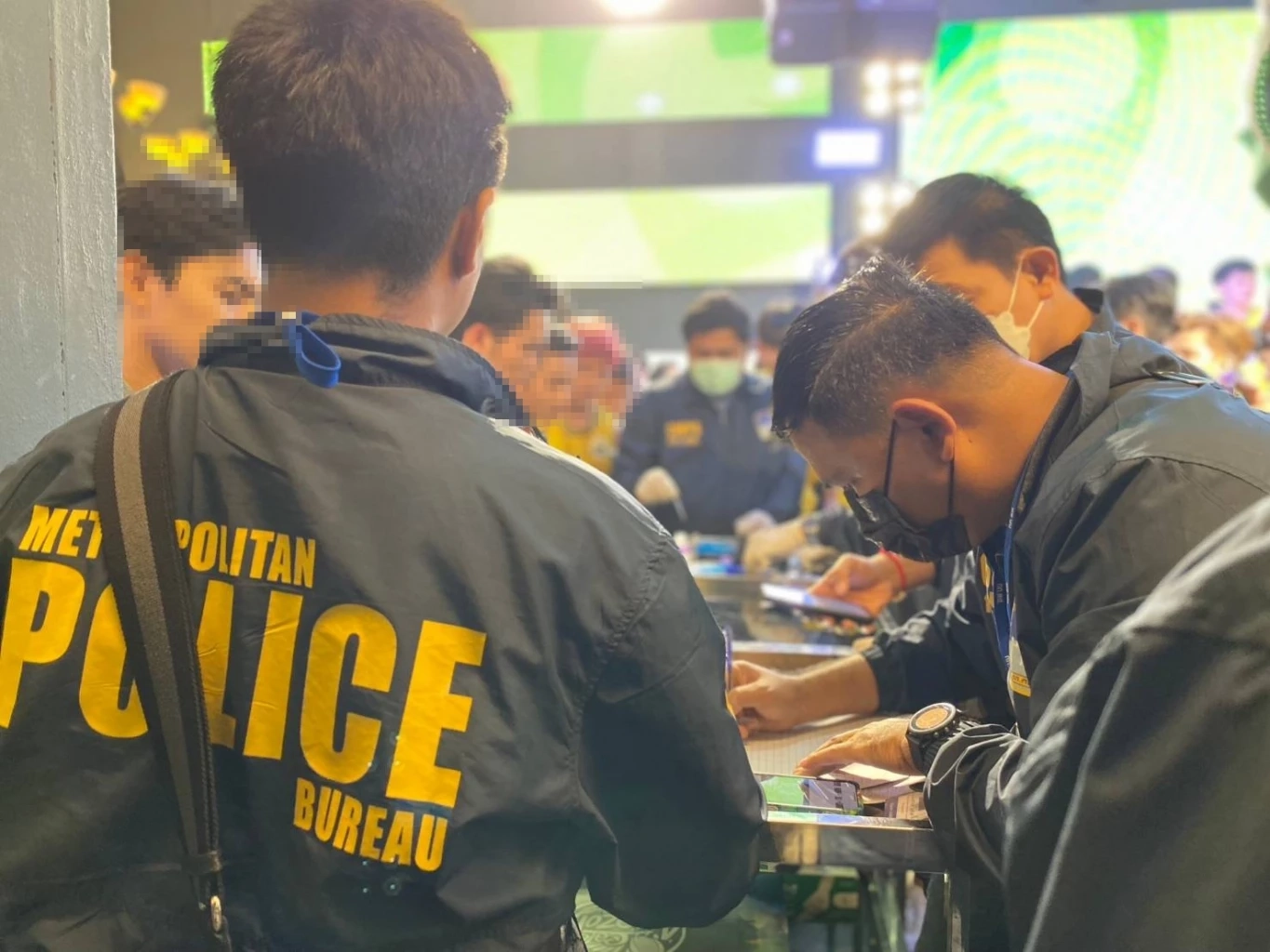 ตำรวจวังทองฯ นำจับร้านเหล้า ซ.มหาดไทย ขายเกินเวลา