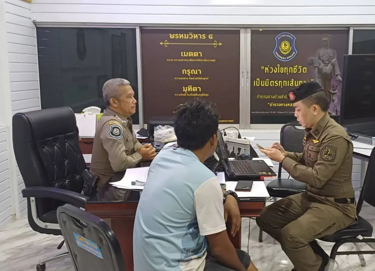 ตร.ทางหลวง เพชรบุรี ยึดตับไก่เถื่อน 20 ตัน ลักลอบเคลื่อนย้าย