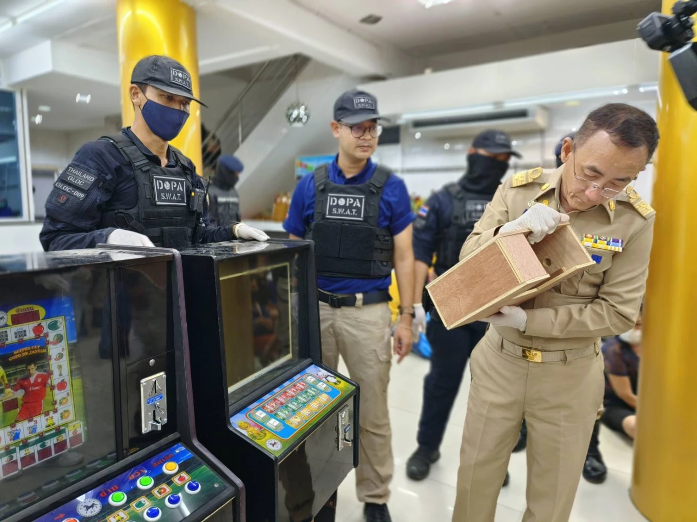 กรมการปกครอง บุกจับ "บ่อนไฮโล" กลางตลาด "เคหะร่มเกล้า" รวบนักพนันเพียบ