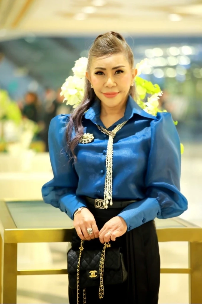 รู้จัก ‘พญ.นวลสกุล บํารุงพงษ์’ ภรรยาคนสวยนพ.ชลน่าน ที่ปรึกษา รมว.สาธารณสุข