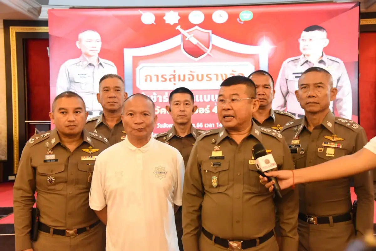 ตร.เชิญ "หม่ำ จ๊กมก" จับรางวัลไอโฟน ผู้โชคดีทำแบบสอบถามวัคซีนไซเบอร์