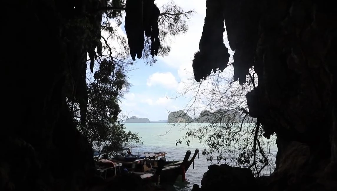 ตื่นตา! พาชมถ้ำสีสันสวยงาม และหินแปลกคล้ายหัว "นกกระเรียน" ที่เกาะสะอัง (คลิป)