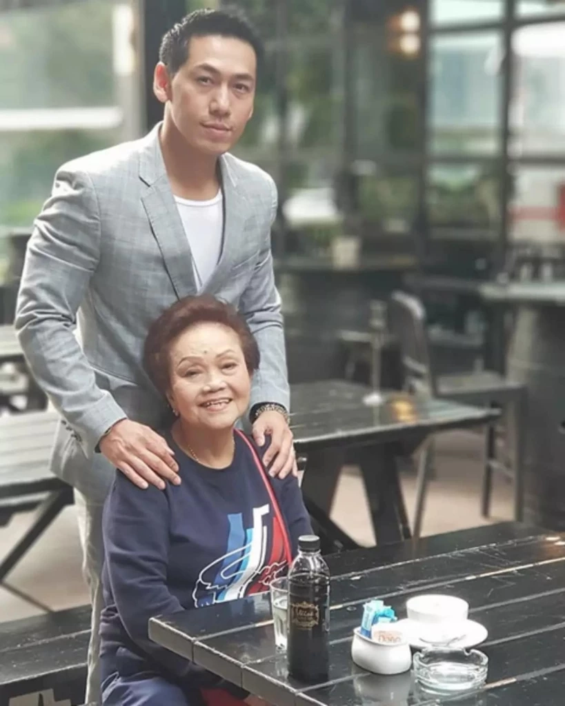 "ดีเจเพชรจ้า" แจ้งข่าวเศร้าสูญเสีย "คุณแม่" คนสำคัญที่สุดในชีวิต