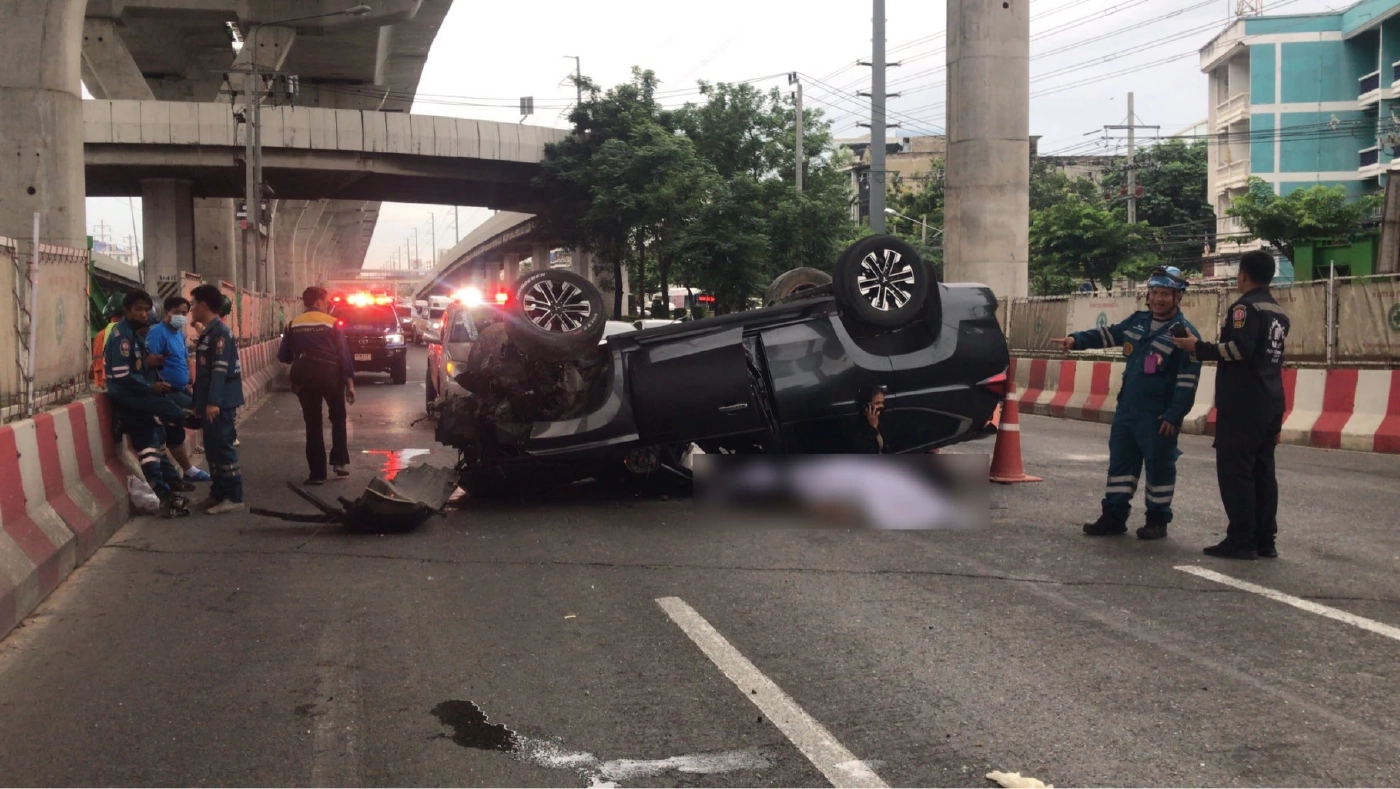 อดีต สจ.ประจวบฯ ขับปาเจโร่ ชนแบริเออร์หงายท้องดับ คาดวูบ