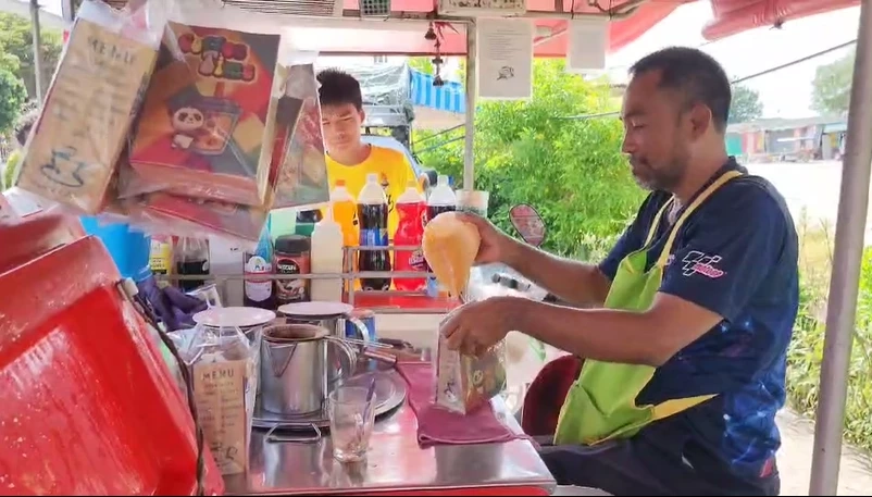 นายสุรศักดิ์ อุบลประเสริฐ อายุ 46 ปี พ่อค้ากาแฟโบราณ