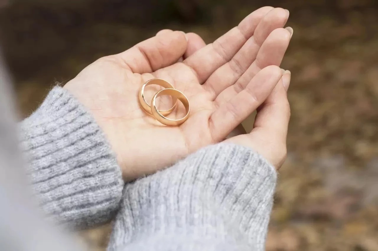 เปิดคำทำนายฝัน ฝันว่าได้สวมแหวนสีนิล ความฝันนี้จะบอกอะไรเรา จะดีหรือไม่ดี