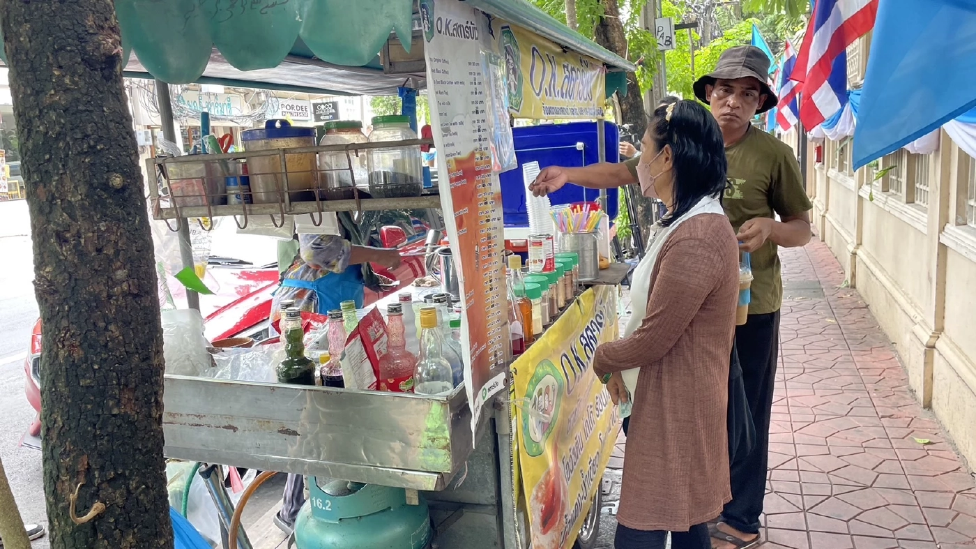 นางชลธิชา ภรรยาบัง เจ้าของร้าน OK STAR BUNG (คนคลุมผ้า)