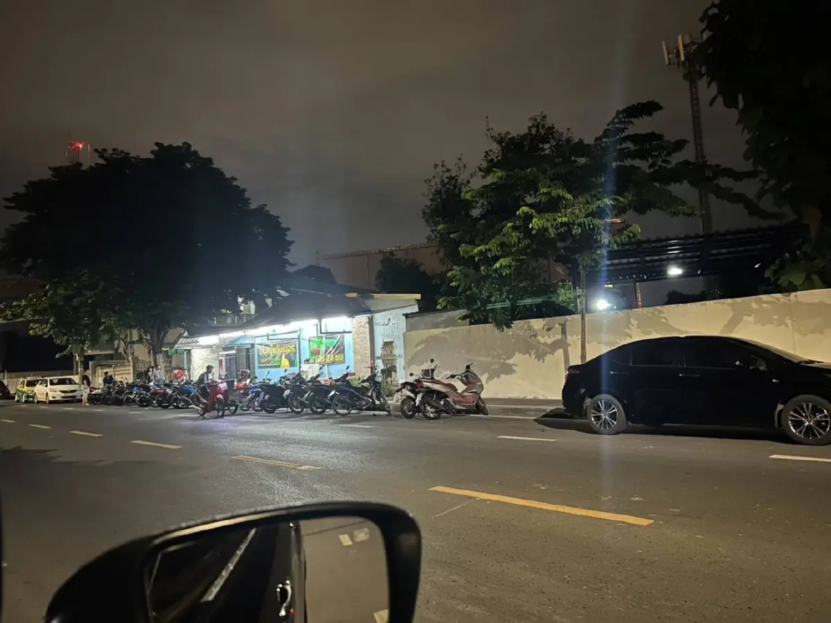 ตร.สนธิกำลังบุกทลายบ่อนไฮโล ภายในโต๊ะสนุก ย่านลาดพร้าว รวบผีพนัน 17 คน