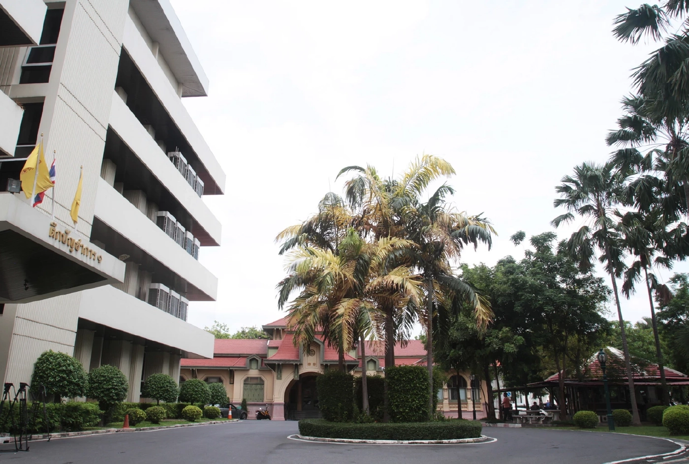 อาคารตึกบัญชาการ และตึกนารีสโมสร ที่อยู่ในตำแหน่งซึ่งสามารถมองเห็นได้จาก รังนกกระจอก 1 