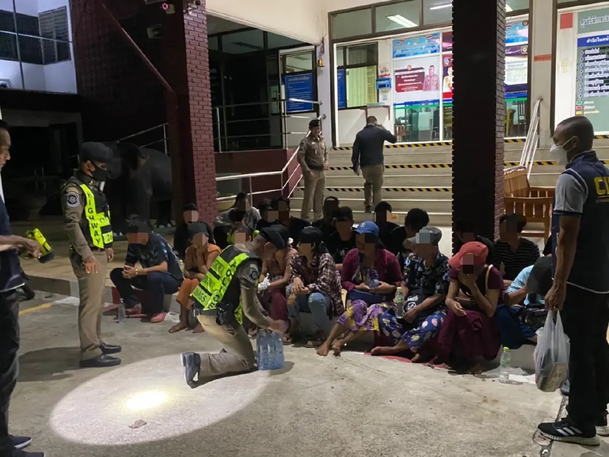 ตร.ทางหลวง สกัดกระบะขน 20 แรงงานเมียนมาร์ คาเส้นทางด่านช้าง