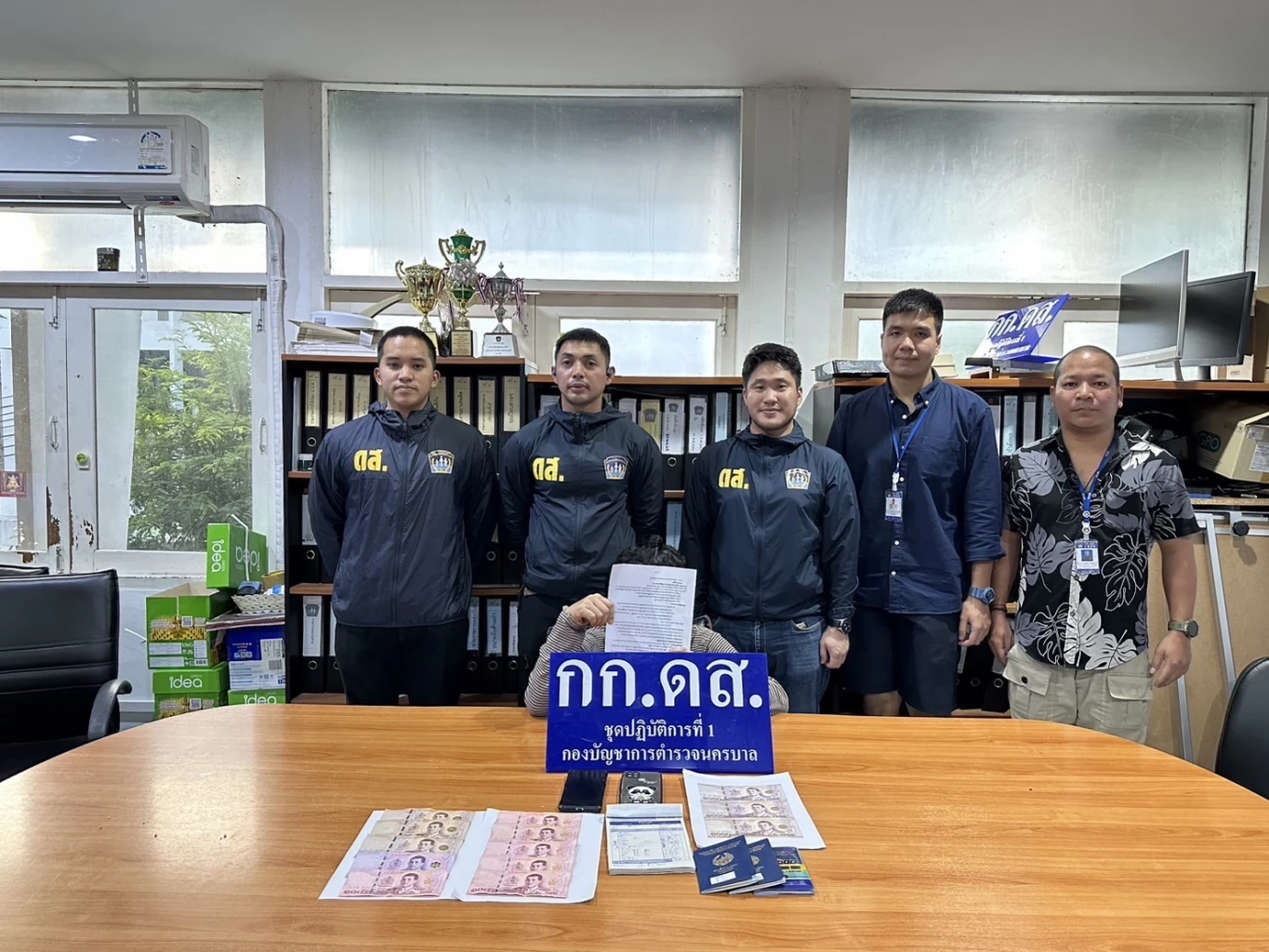 ดส.ทลายคาราโอเกะย่านจรัญฯ ช่วย 3 เด็กสาวลาวถูกบังคับนั่งดื่มกับลูกค้าหื่น