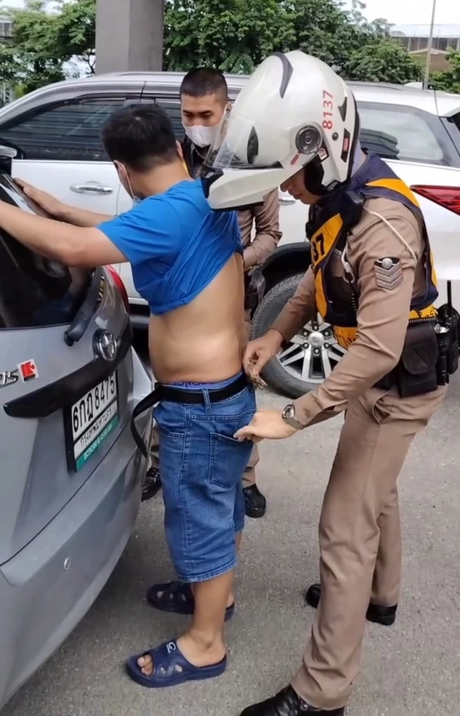 ตำรวจตามรวบหนุ่มจีนจับสาวร่วมชาติ มัดมือมัดเท้า พาขึ้นรถเก๋ง กลางกรุง