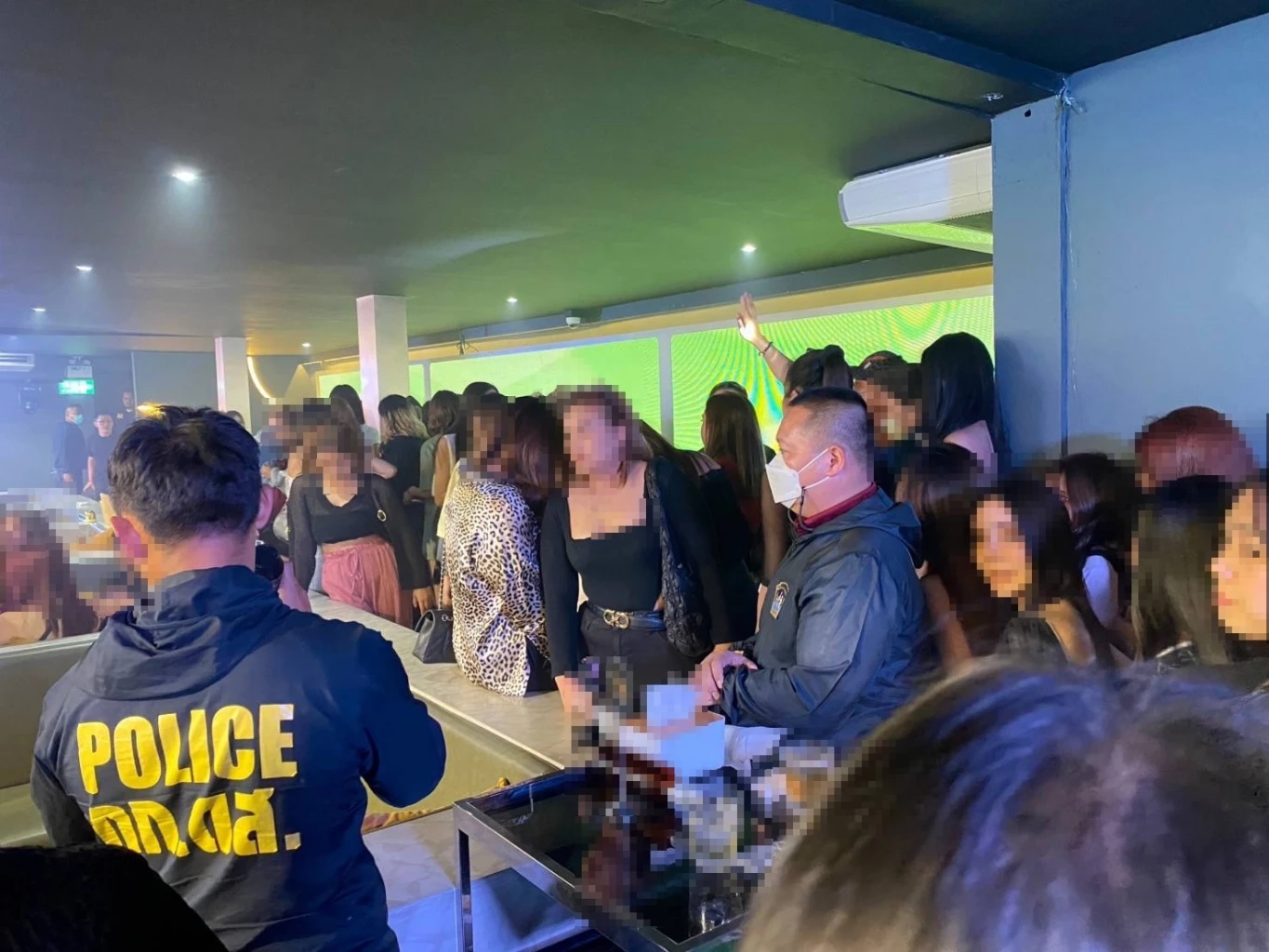 ตำรวจวังทองฯ นำจับร้านเหล้า ซ.มหาดไทย ขายเกินเวลา