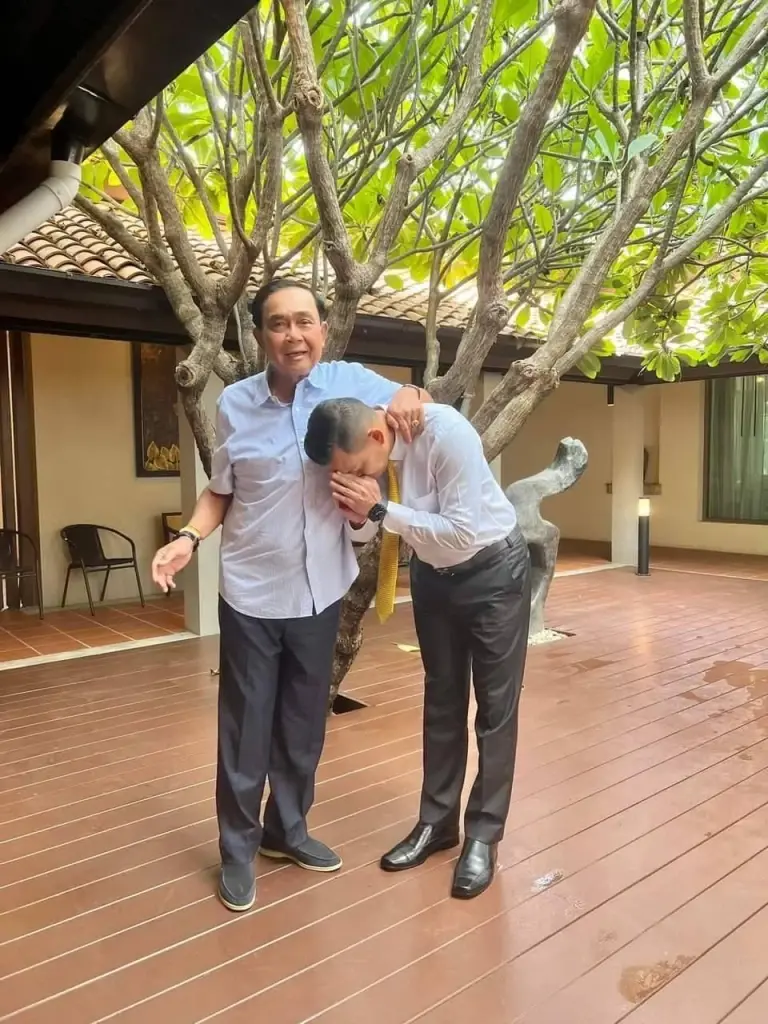 "ธนกร" โชว์ภาพคู่ "ลุงตู่" ยิ้มแย้ม-มีความสุข ฝากความปรารถนาดีถึงคนไทย
