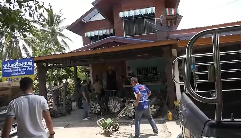 ตร.บุกค้นบ้านญาติ "เสี่ยเต็นท์รถ 200 คดี" ผงะ! พบชำแหละรถ สวมทะเบียนอื้อ