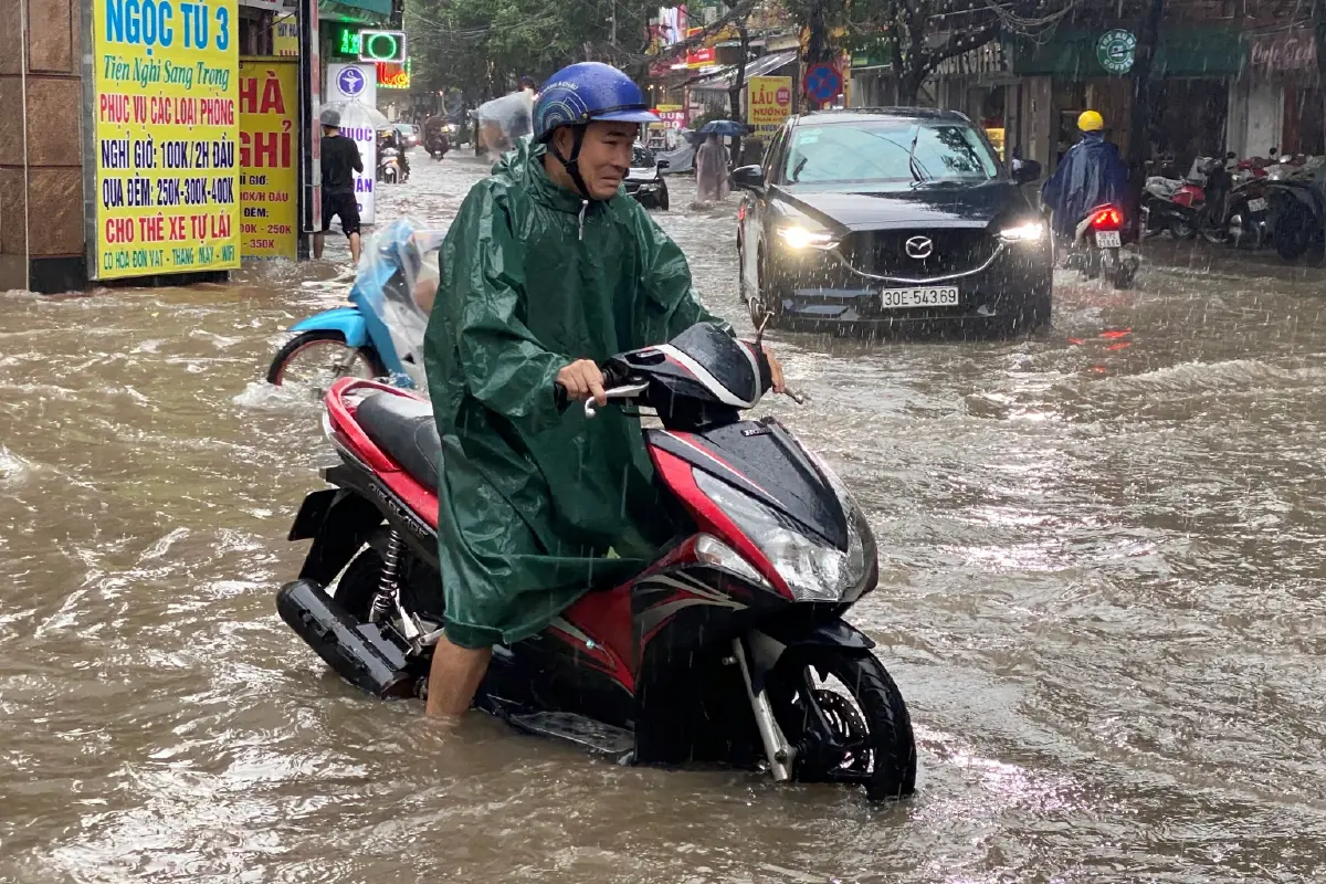 ฝนถล่มเวียดนามอ่วม จราจรฮานอยเป็นอัมพาต