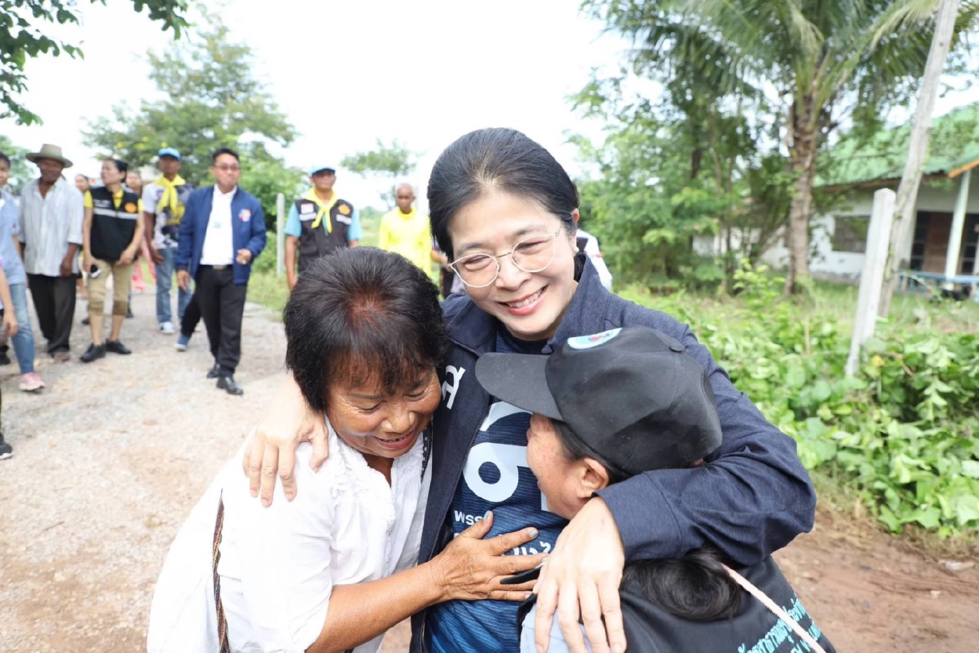 "สุดารัตน์" นำทีม ลุยน้ำให้กำลังใจ มอบถุงยังชีพผู้ประสบอุทกภัย จ.อุดรธานี