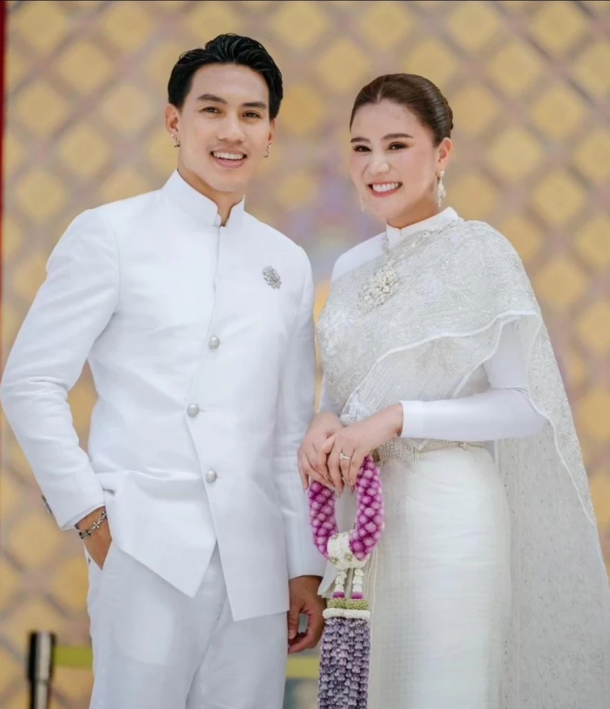 แฟนๆร่วมยินดี ลีซอ ธีรเทพ จูงมือหวานใจ เฟี๊ยต เข้าพิธีสมรสพระราชทาน