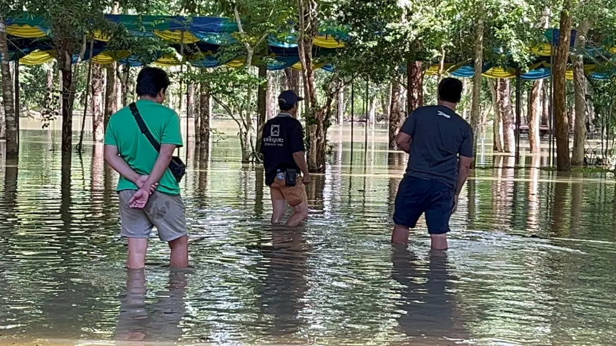 น้ำป่าทะลักท่วมวัดประณีต อ.เขาสมิง ญาติขนหีบศพหนีน้ำ เลื่อนพิธีเผา