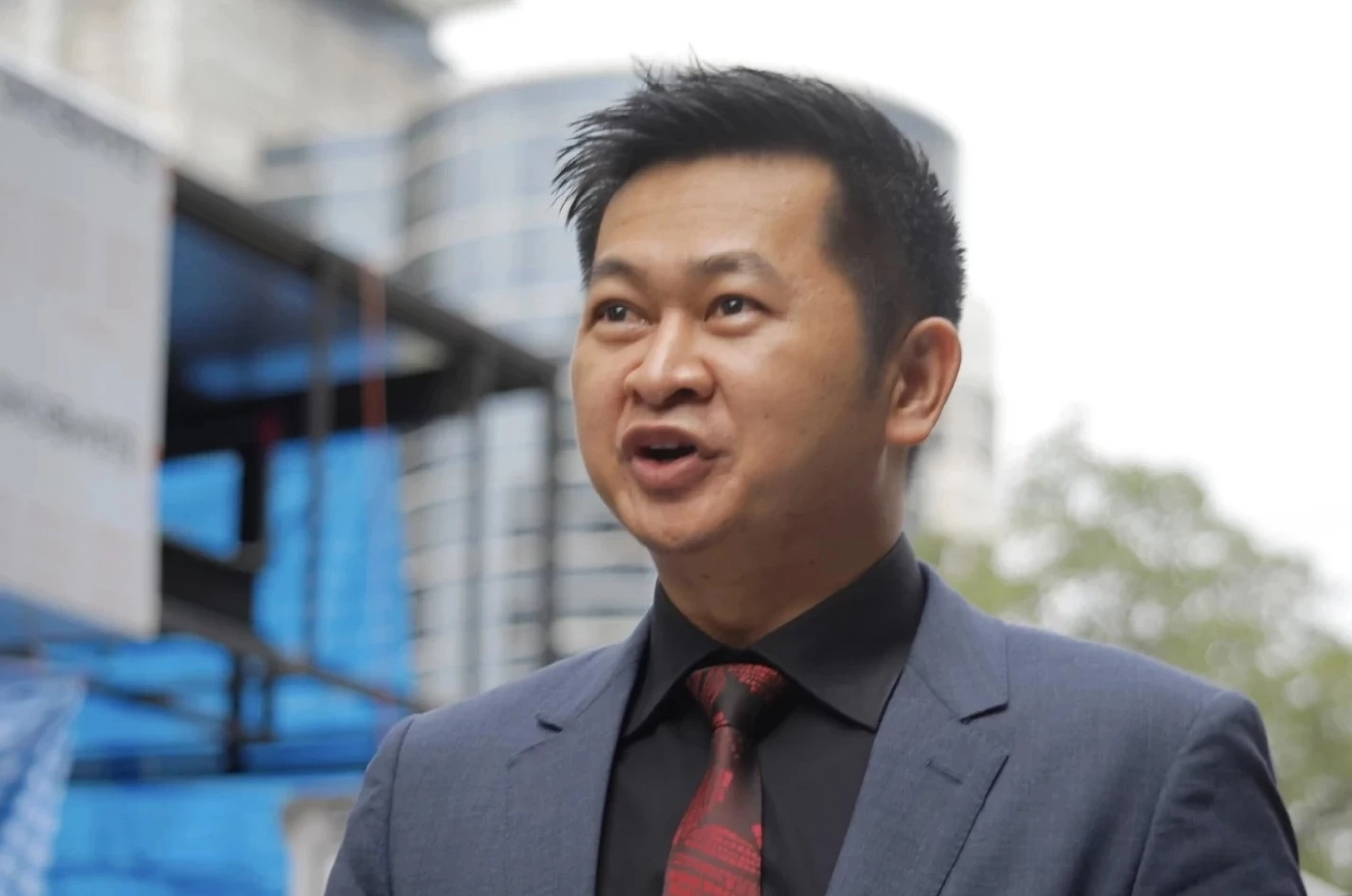 เพจดังเฉลยแล้ว ทำไม "คุณหญิงพจมาน" ไม่ได้มาเยี่ยม "ทักษิณ" หลังถูกหามส่งรพ.