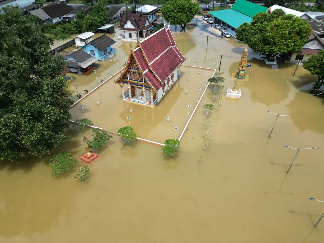 เปิดภาพมุมสูง "แม่น้ำตะกั่วป่า" ล้นตลิ่ง ทะลักท่วมบ้านเรือนและพื้นที่การเกษตร