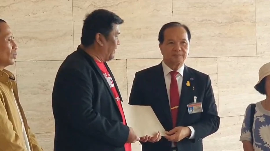 "ศชอ." แท็กทีม "เคสามถุยส์" บุกสภา ยื่นสอบจริยธรรม "ปดิพัทธ์-อมรัตน์"