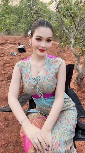 รู้จัก สาวสวยหัวใจไทย นางเอกหมอลำเพชรบ้านแพง "อ๋อมแอ๋ม" ละมัย แสงทอง  