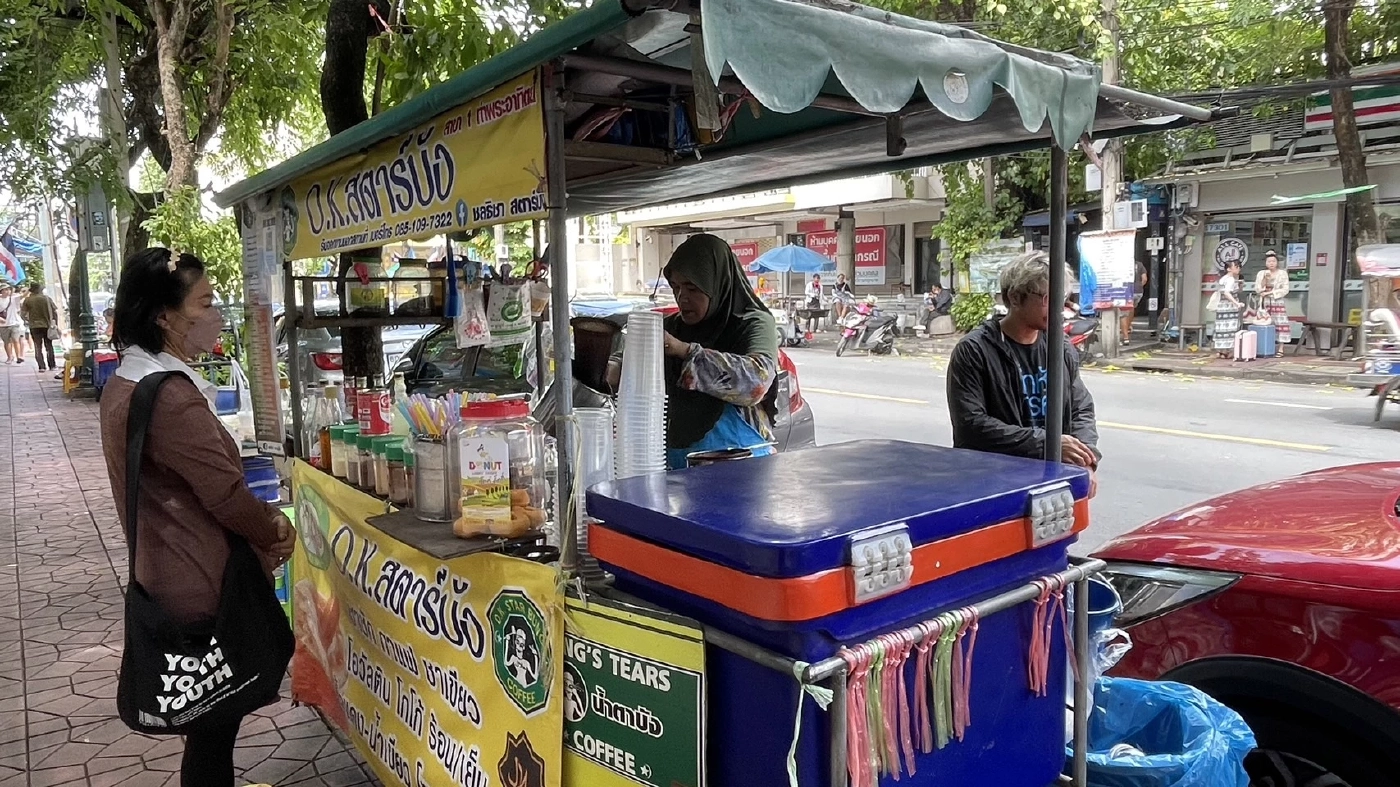 นางชลธิชา ภรรยาบัง เจ้าของร้าน OK STAR BUNG (คนคลุมผ้า)