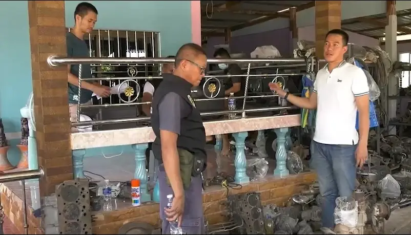 ตร.บุกค้นบ้านญาติ "เสี่ยเต็นท์รถ 200 คดี" ผงะ! พบชำแหละรถ สวมทะเบียนอื้อ