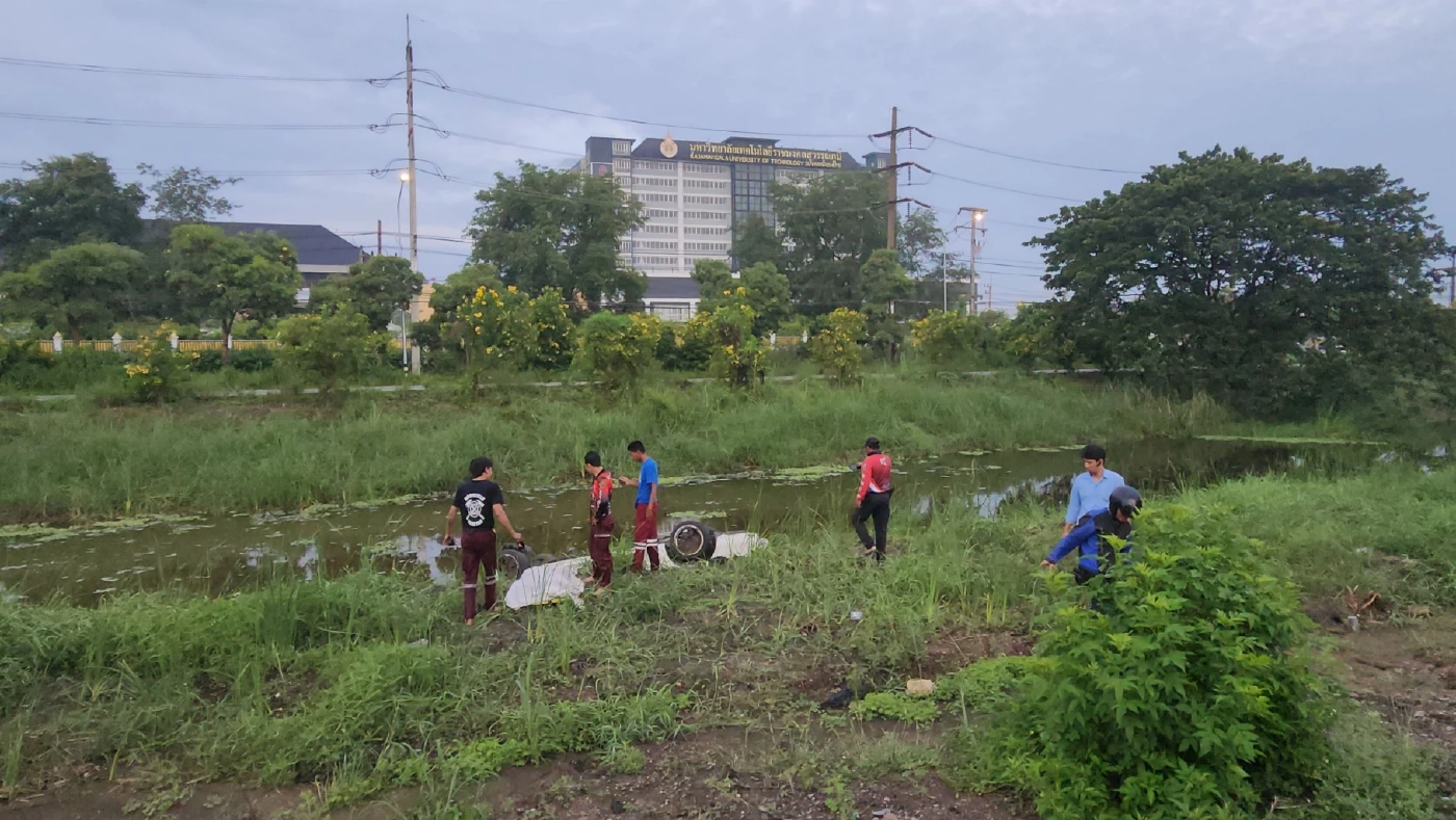 สลด หนุ่มวัย 18 ปี ขับกระบะเสียหลัก รถตกคู จมน้ำดับ