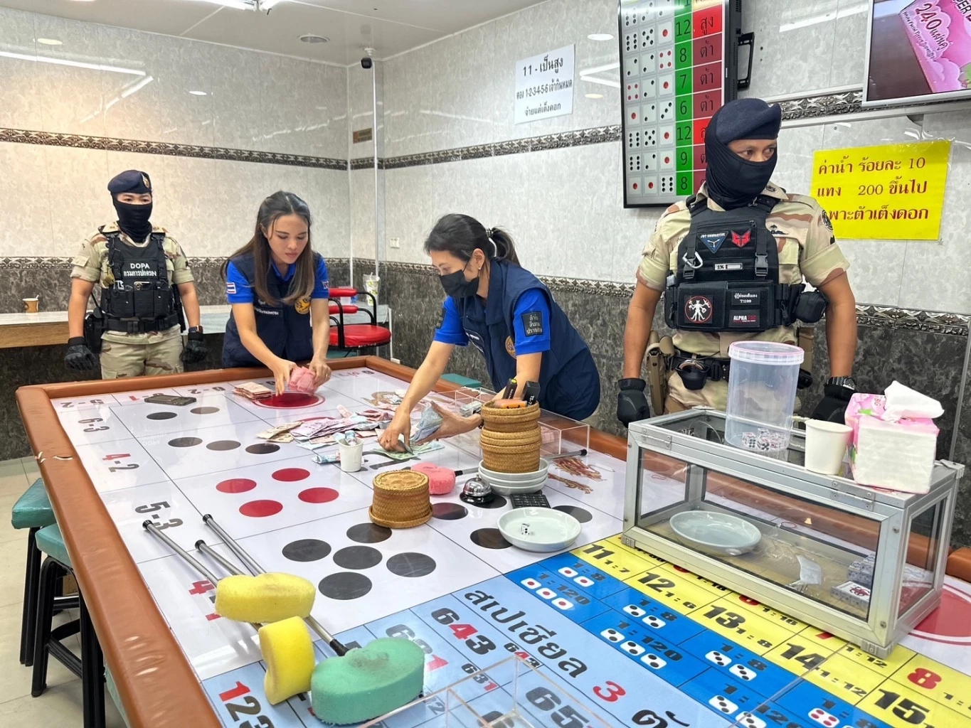 กรมการปกครอง บุกจับ "บ่อนไฮโล" กลางตลาด "เคหะร่มเกล้า" รวบนักพนันเพียบ