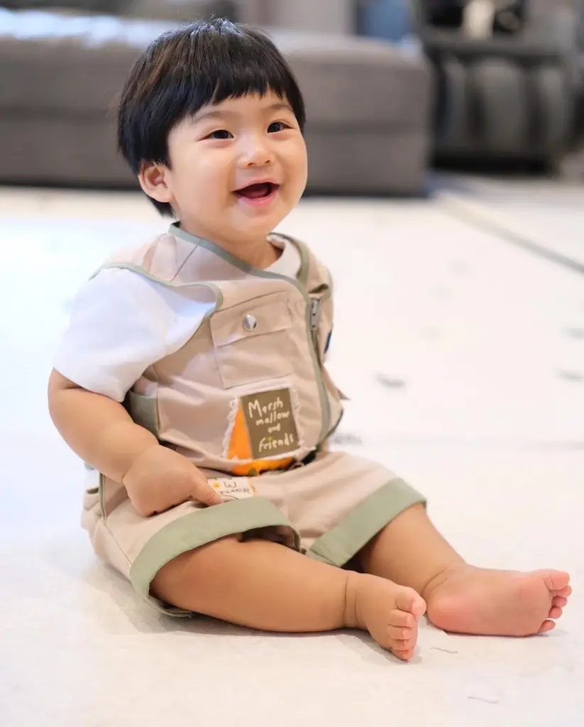 มัดรวมภาพ "น้องพีร์เจ" ขึ้นแท่นขวัญใจโซเชียลฮอตไม่แพ้ พ่อพุฒ-แม่จุ๋ย