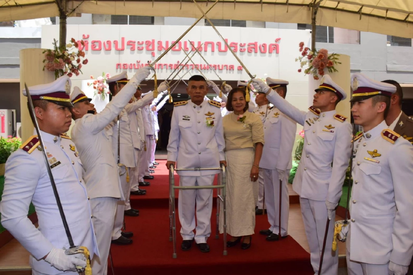 รอง สวป. ใช้วอคเกอร์เดินลอดซุ้มกระบี่วันเกษียณ ฝากรุ่นน้องรักษาความไม่ประมาท