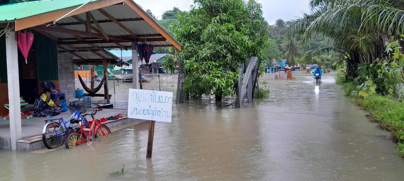 ชาวหลีเป๊ะร้องนายกฯ ป้ายแดงแก้น้ำท่วมซ้ำซากกระทบ 300 ครัวเรือน