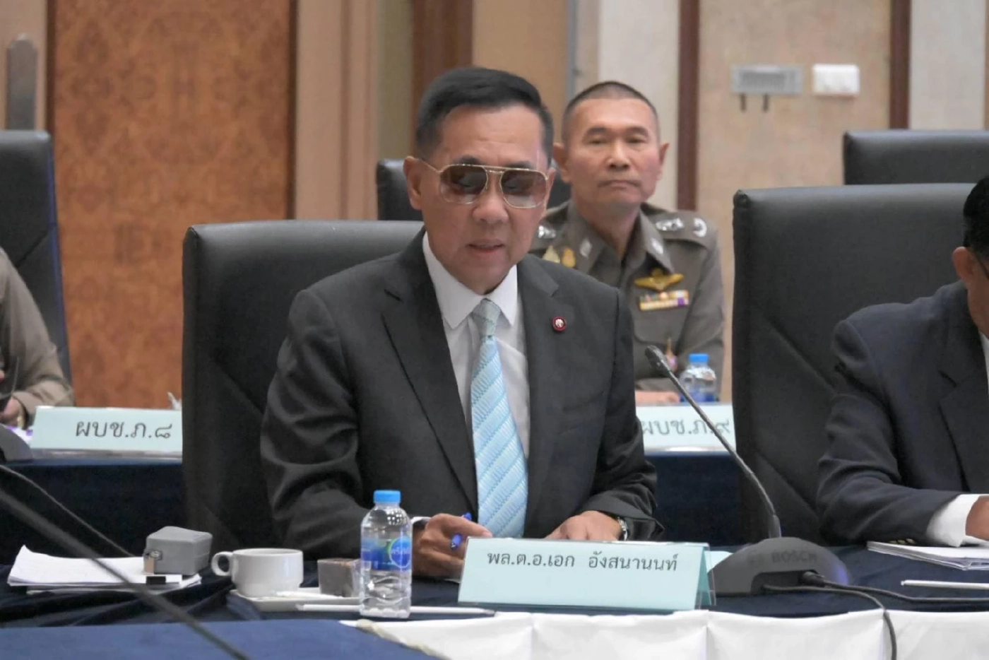 ทำความรู้จัก "มิสเตอร์คลีน" พล.ต.อ.เอก อังสนานนท์ ก.ตร.เสียงข้างน้อย