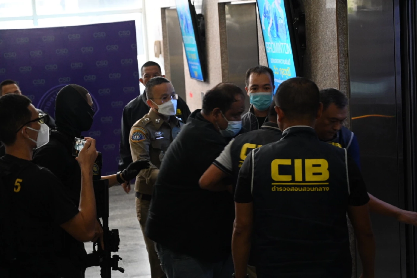 นายประวีณ จันทร์คล้าย ถูกตำรวจกองปราบควบคุมมาเพื่อสอบปากคำในคดียิงสารวัตรแบงก์