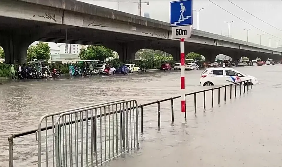 ฝนถล่มเวียดนามอ่วม จราจรฮานอยเป็นอัมพาต