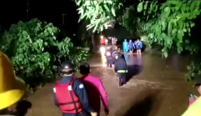 ระทึก! "น้ำป่า" ทะลัก ม.พะเยา กลางดึก นศ.ขนของหนีน้ำกันจ้าละหวั่น (มีคลิป)